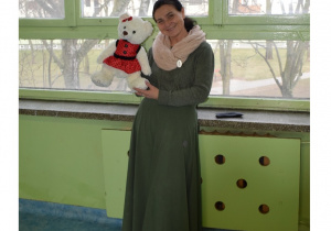 Na zdjęciu - Pani Irena Kuczerenko w oczekiwaniu na nowych uczniów